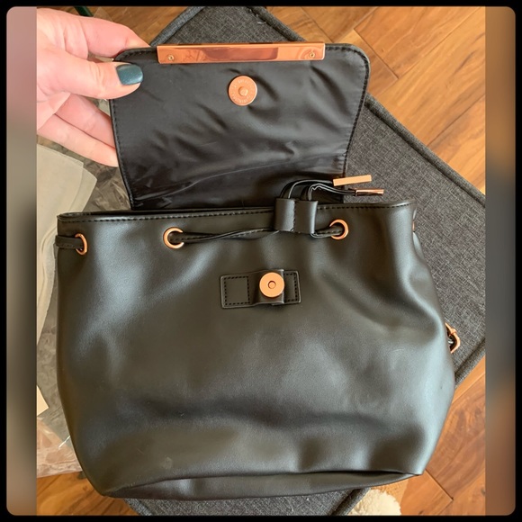 Black pleather backpack with rose gold accents - Picture 4 of 8